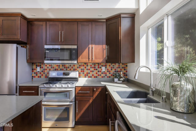 Detail Gallery Image 19 of 48 For 475 Rustic Dr, Los Angeles,  CA 90065 - 3 Beds | 3/1 Baths