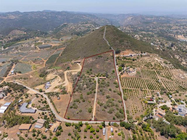 29556 Sierra Rojo Lane, Valley Center CA: https://media.crmls.org/mediaz/ab20444e-5bf3-4270-a255-b516dae18a1c.jpg