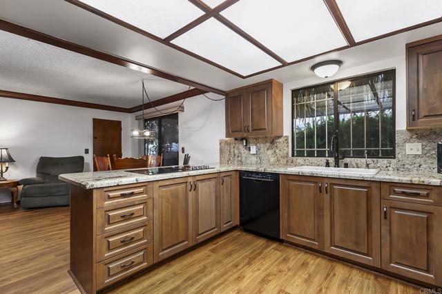 7781 SUNSET DR, La Mesa CA: https://media.crmls.org/mediaz/ab20e53c-8714-435a-9044-f85707c40466.jpg