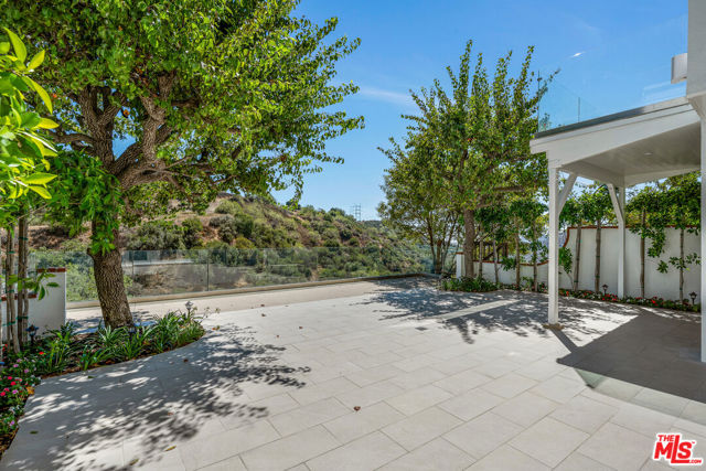 2205 Canyonback Road, Los Angeles CA: https://media.crmls.org/mediaz/ab217834-d2eb-4319-accb-560d3b540d03.jpg