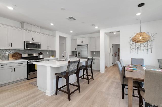 2051 Julie Dawn Place, Escondido CA: https://media.crmls.org/mediaz/ab218222-de79-4007-87d9-3f622b8a9897.jpg