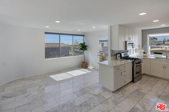 1129 2nd Street, Hermosa Beach CA: https://media.crmls.org/mediaz/ab221686-c996-413a-8fff-1c1b5fe9ae95.jpg