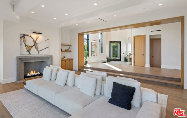 7052 Dume Drive, Malibu CA: https://media.crmls.org/mediaz/ab22c397-a37a-4eac-90ae-093ec314e385.jpg