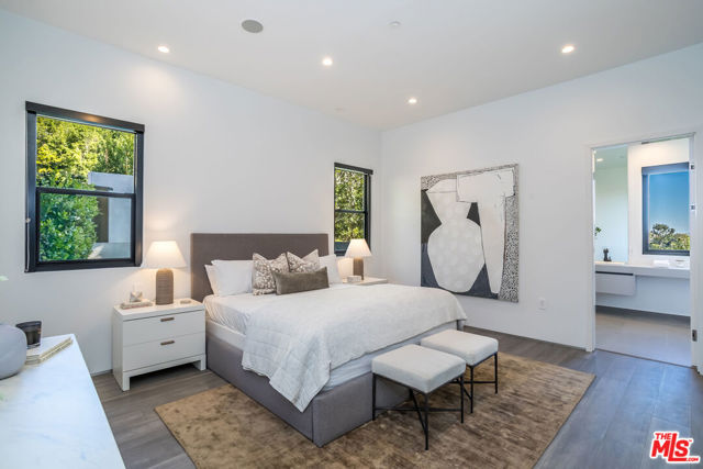 9406 Lloydcrest Drive, Beverly Hills CA: https://media.crmls.org/mediaz/ab23cb38-a676-4e70-92b1-6001b44335c0.jpg