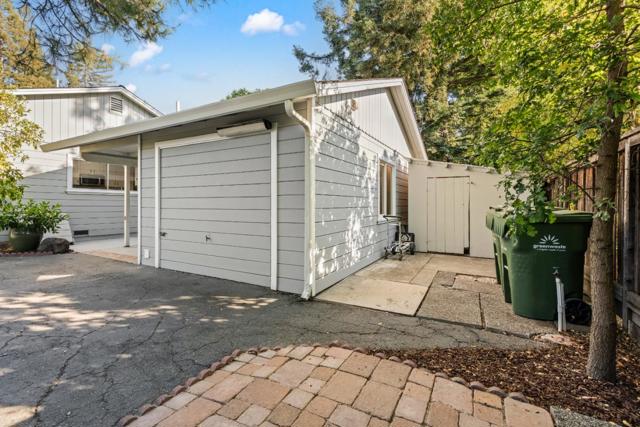 332 Camino Al Lago, Menlo Park CA: https://media.crmls.org/mediaz/ab2557ba-858d-4981-a04d-51553366e628.jpg