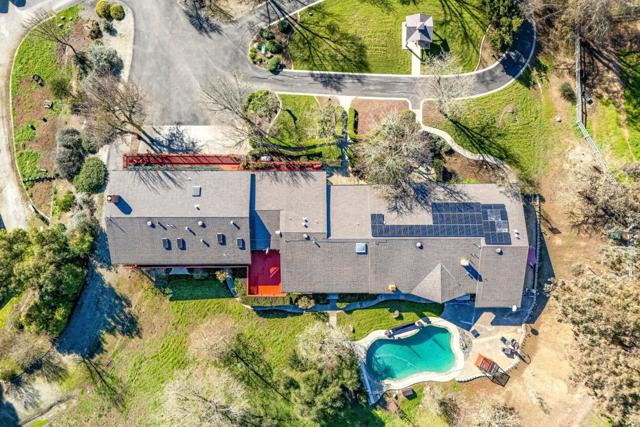 6915 Redwood Retreat Road, Gilroy CA: https://media.crmls.org/mediaz/ab271a4f-363b-4540-aab7-816f228a4c28.jpg