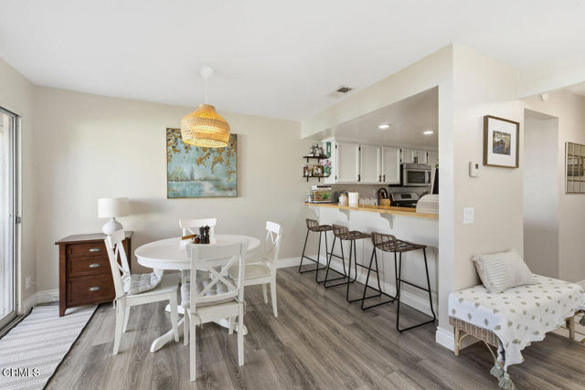 9813 Sweetwater Lane, Ventura CA: https://media.crmls.org/mediaz/ab2735be-b0c3-4864-acbf-0037143c41e8.jpg