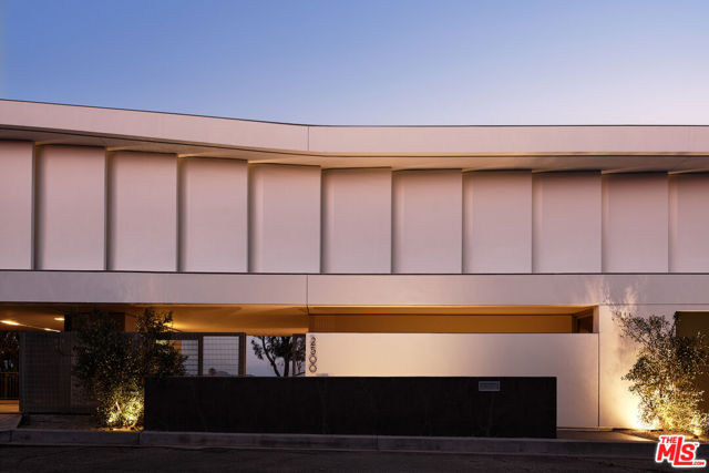 2500 Briarcrest Road, Beverly Hills CA: https://media.crmls.org/mediaz/ab273e93-1bd1-4c2b-8e52-ad3a9319ae20.jpg