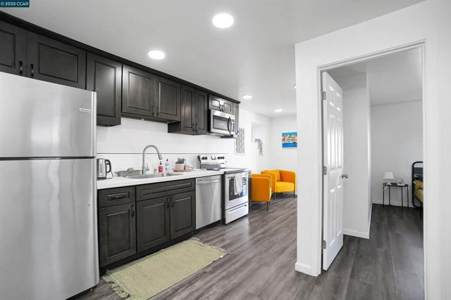 2020 17Th Ave, Oakland CA: https://media.crmls.org/mediaz/ab27d73f-adfb-47ea-8577-48706cb9d5c7.jpg
