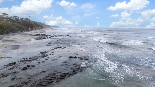 1059 Hymettus Ave, Encinitas CA: https://media.crmls.org/mediaz/ab2849b4-f540-44d1-9aa6-5ebba0c7596c.jpg