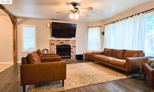 5338 Sunrise Meadows Ln, Oakley CA: https://media.crmls.org/mediaz/ab285e77-8a53-4503-ab7a-dfcf37c0bad7.jpg