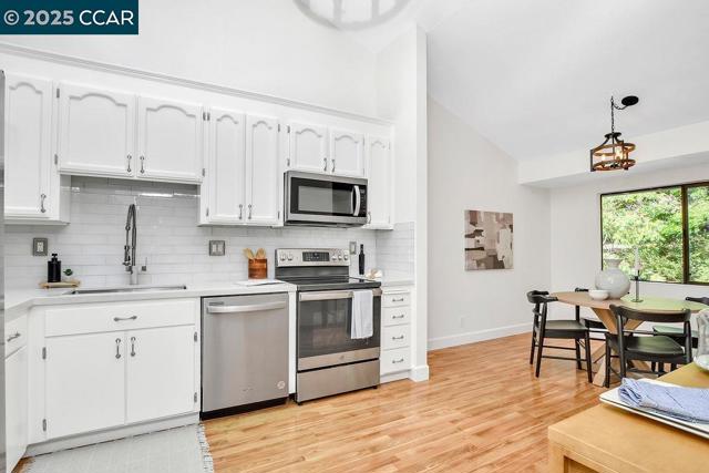 4782 Starflower Dr, Martinez CA: https://media.crmls.org/mediaz/ab28db93-1f69-49e1-a120-7a144b6c0916.jpg