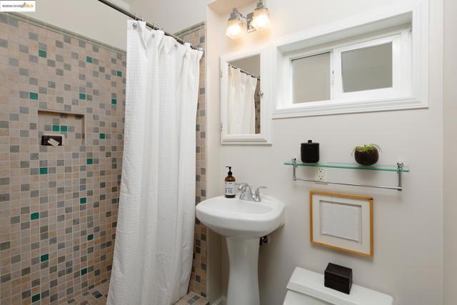 131 Sonia St, Oakland CA: https://media.crmls.org/mediaz/ab290f47-2a5e-4e77-b013-b6a48078270a.jpg