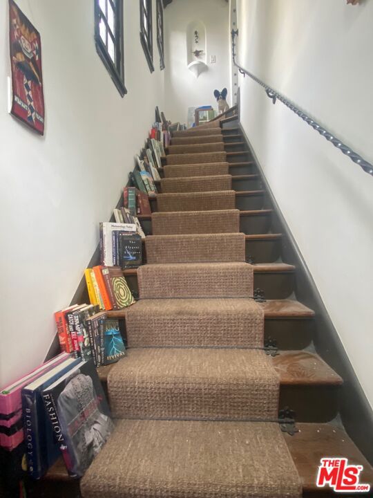 2080 1/2 Vine Street, Los Angeles CA: https://media.crmls.org/mediaz/ab2a1070-3c8b-43b9-9a6a-c7700f0f0960.jpg