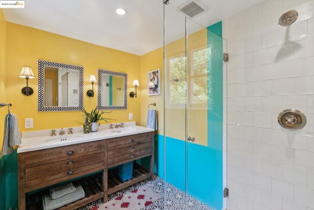 6801 Estates Dr, Oakland CA: https://media.crmls.org/mediaz/ab2aa148-e440-40ad-9d18-56477eae72e9.jpg