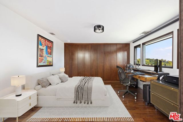 2860 Hollyridge Drive, Los Angeles CA: https://media.crmls.org/mediaz/ab2acf22-d7ef-414e-b58f-81ab621b79a6.jpg
