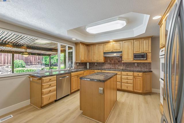36 Barcelona Ct, Danville CA: https://media.crmls.org/mediaz/ab2b8058-cb97-4879-9937-d7a8d9bcdfbf.jpg