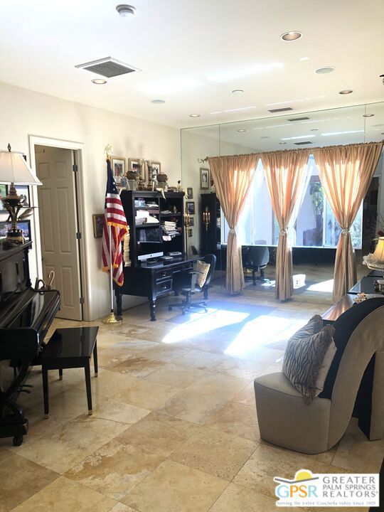 18 Calais Circle, Rancho Mirage CA: https://media.crmls.org/mediaz/ab2c60f3-aa35-424e-94fa-06d432264eb3.jpg