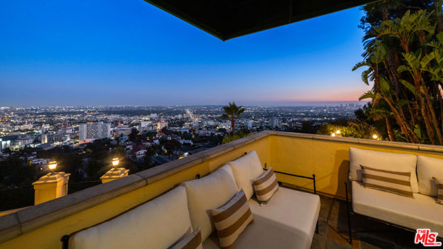 2200 Maravilla Drive, Los Angeles CA: https://media.crmls.org/mediaz/ab2e4342-b8ac-445f-b355-f85f227fab8c.jpg