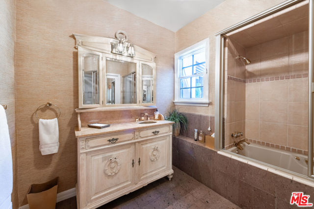 4722 Noeline Avenue, Encino CA: https://media.crmls.org/mediaz/ab2e66f5-e747-4131-9efe-ff53afdce74b.jpg