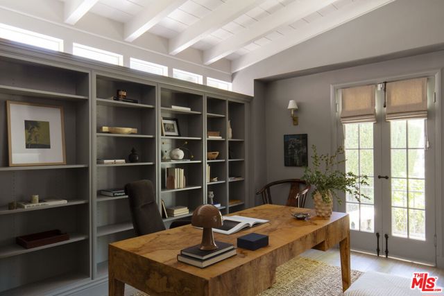 204 S Plymouth Boulevard, Los Angeles CA: https://media.crmls.org/mediaz/ab2e96d6-24ac-4c1b-9ab4-e5f4401c154e.jpg