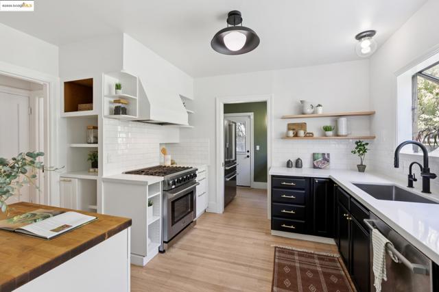 924 Trestle Glen Rd, Oakland CA: https://media.crmls.org/mediaz/ab2ec133-bc1e-4d43-9d72-b1b5a4ae1ce8.jpg