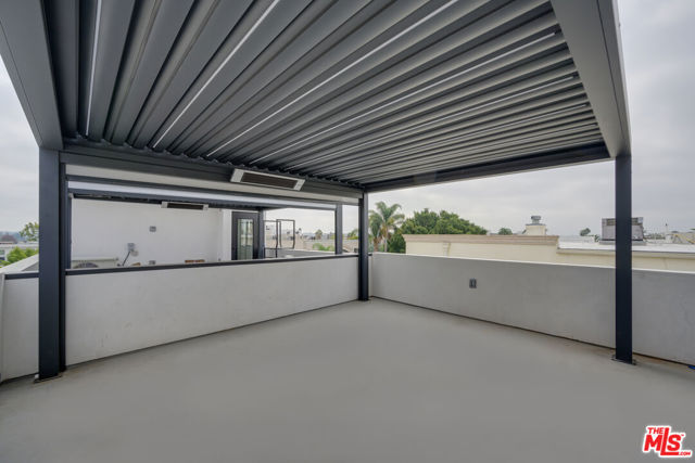 4422 S Riley Drive, Los Angeles CA: https://media.crmls.org/mediaz/ab2f4794-b777-4a18-83b5-e7a2458d407f.jpg