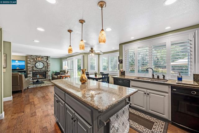 100 Chadbourne Dr, Danville CA: https://media.crmls.org/mediaz/ab2f815a-9f13-40ce-9159-da7d99d3b050.jpg
