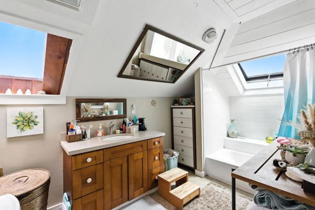 575 Myrtle Street, Half Moon Bay CA: https://media.crmls.org/mediaz/ab305d14-dda7-4481-94a9-20c91959fa5d.jpg