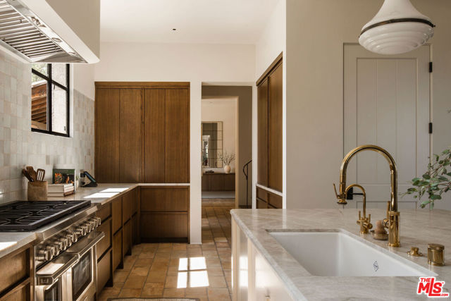 976 N Alpine Drive, Beverly Hills CA: https://media.crmls.org/mediaz/ab31086e-bf9a-4348-8b5d-9dccbcde50b0.jpg