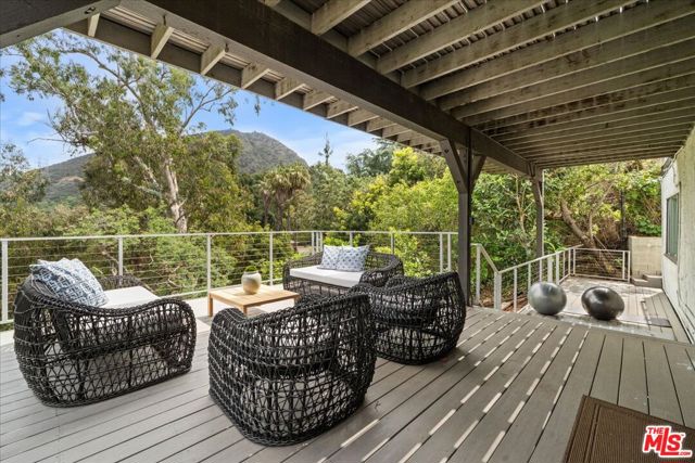 3074 Lake Hollywood Drive, Los Angeles CA: https://media.crmls.org/mediaz/ab31dee6-9bf9-455c-8692-31cb1c3f2ef9.jpg