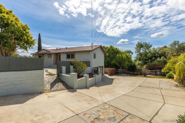 361 E Indian Rock Rd, Vista CA: https://media.crmls.org/mediaz/ab31f91c-67f4-45ed-b90c-c37a126133cb.jpg