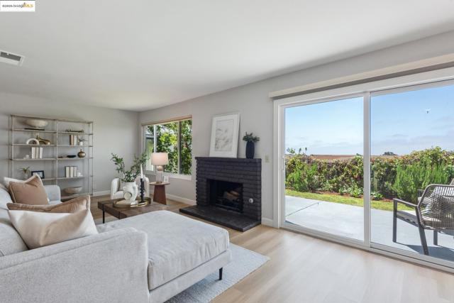 93 Thousand Oaks St, Oakland CA: https://media.crmls.org/mediaz/ab33c3aa-b2a8-4d79-bc4c-e6a789909e89.jpg