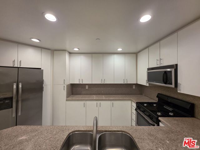 12000 Goshen Avenue, Los Angeles CA: https://media.crmls.org/mediaz/ab33da20-3423-4162-9455-064698ceacdf.jpg