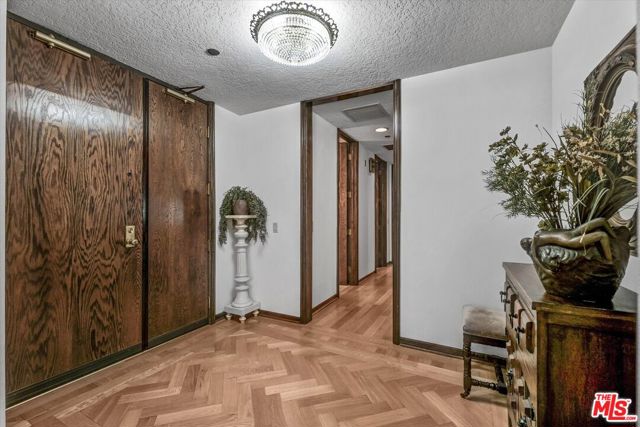 300 N Swall Drive, Beverly Hills CA: https://media.crmls.org/mediaz/ab351ddb-c81d-42b9-8998-002fb904d60a.jpg
