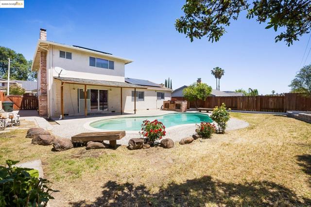 2125 Robles Dr, Antioch CA: https://media.crmls.org/mediaz/ab355f1a-699a-423c-9c0f-1f8357bfa47c.jpg
