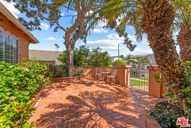 8221 Delgany Avenue, Playa del Rey CA: https://media.crmls.org/mediaz/ab370b40-d318-479b-bb55-4a5ec804d2d8.jpg
