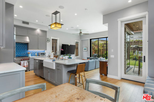 106 Dudley Avenue, Venice CA: https://media.crmls.org/mediaz/ab376790-d2fe-4a75-bbd4-053ef0373ef3.jpg