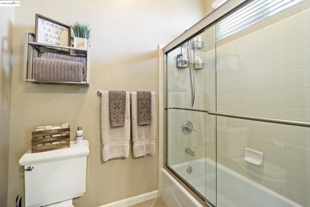 1117 Teal Ct, Brentwood CA: https://media.crmls.org/mediaz/ab37f9e0-347d-4528-abdf-7a9e9647f988.jpg