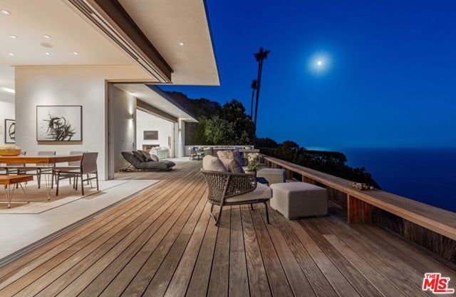 32554 Pacific Coast Highway, Malibu CA: https://media.crmls.org/mediaz/ab382729-f70c-4e1f-b650-4f05fc575d77.jpg
