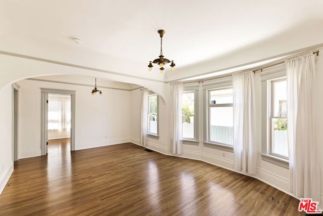 116 Roselawn Place, Los Angeles CA: https://media.crmls.org/mediaz/ab395432-0f48-4f35-881c-481688ee5fb1.jpg