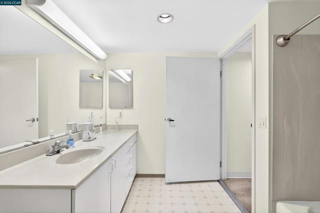 988 Franklin St, Oakland CA: https://media.crmls.org/mediaz/ab395df3-145c-477a-afbc-807410cf49f5.jpg