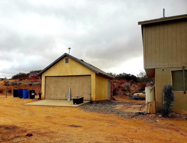 38400 Fischer N Road, Anza CA: https://media.crmls.org/mediaz/ab39deba-cc3d-462a-b5b9-b4089a419c7e.jpg