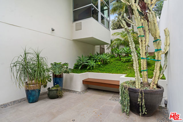 2207 Bowmont Drive, Beverly Hills CA: https://media.crmls.org/mediaz/ab3a037f-86f7-4398-b320-de3376d0d28c.jpg