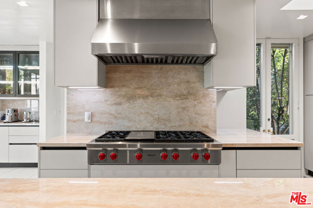 512 N Canon Drive, Beverly Hills CA: https://media.crmls.org/mediaz/ab3a796e-2c23-4c76-bb67-a6b3404f605f.jpg