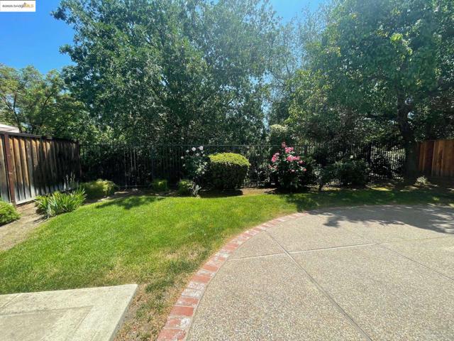 538 Apple Hill Dr, Brentwood CA: https://media.crmls.org/mediaz/ab3ab723-68db-47d9-9faf-d2ebf9f06661.jpg
