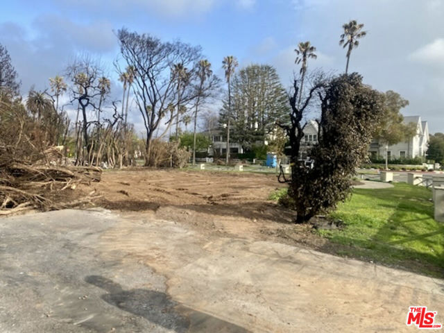14827 Pampas Ricas Boulevard, Pacific Palisades CA: https://media.crmls.org/mediaz/ab3bad7f-0e14-4e61-87ff-6dc8a0239e3e.jpg