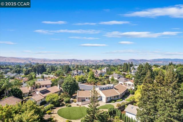 2323 Grosvenor Heights Ct, Livermore CA: https://media.crmls.org/mediaz/ab3be480-76bb-4eee-bcf9-6fdd513ccdc5.jpg