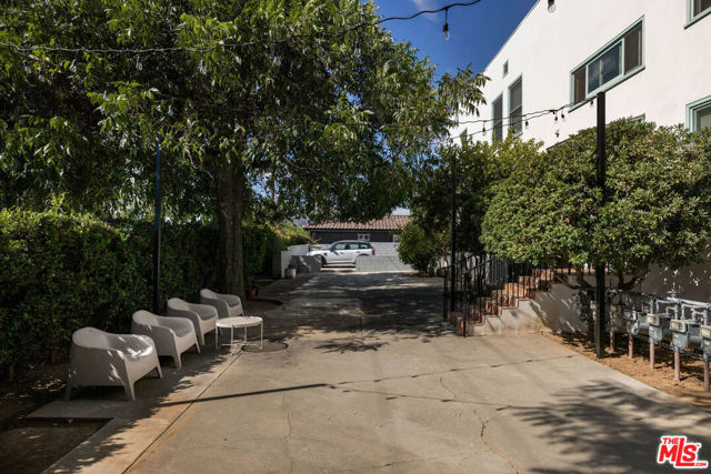 2191 El Sereno Avenue, Altadena CA: https://media.crmls.org/mediaz/ab3e945a-9ee2-44c6-b10b-377db08c9321.jpg