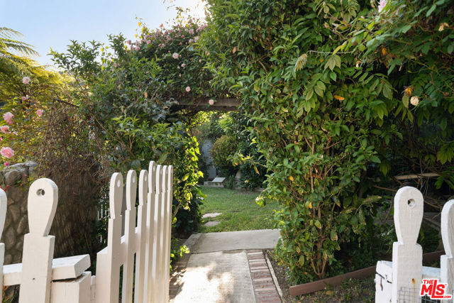2020 Coldwater Canyon Drive, Beverly Hills CA: https://media.crmls.org/mediaz/ab4069a0-e9d9-4eb8-aeaf-1a719877274f.jpg
